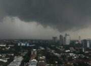 prakiraan-cuaca-hari-ini-senin-29-desember-2025:-mayoritas-jabodetabek-berawan-tebal