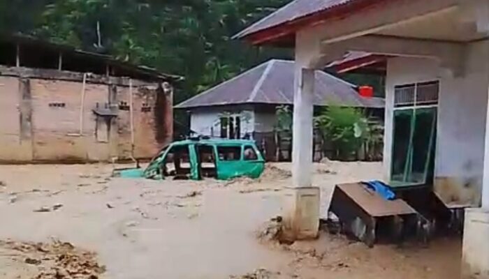 Hujan Deras Picu Sungai Meluap di Padang