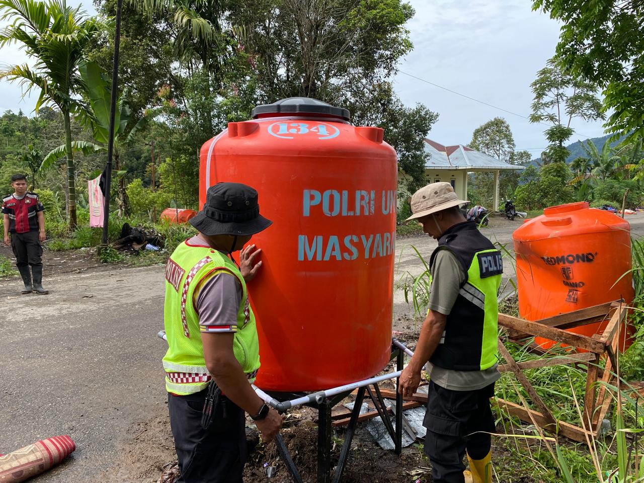 polresta-bukittinggi-pasang-10-unit-toren-air-bersih-di-malalak-timur