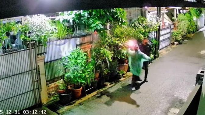 influencer-dj-donny-kembali-diteror,-rumah-dilempar-bom-molotov