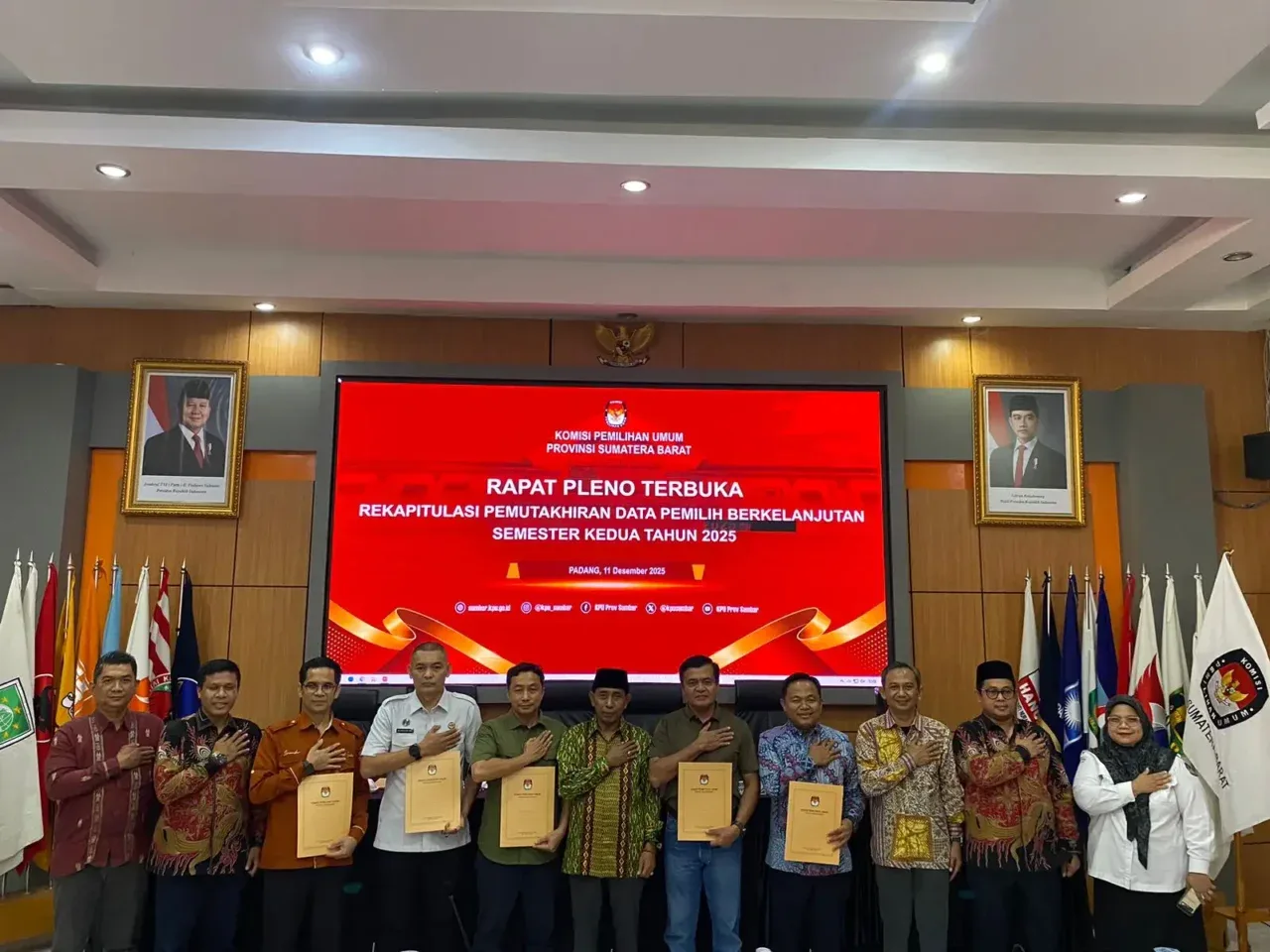 Komisi Pemilihan Umum (KPU) Provinsi Sumatera Barat menggelar rapat pleno terbuka rekapitulasi pemuktakhiran data pemilih berkelanjutan semester kedua tahun 2025, di ruang aula KPU Provinsi Sumbar, Padang, 11 Desember 2025.