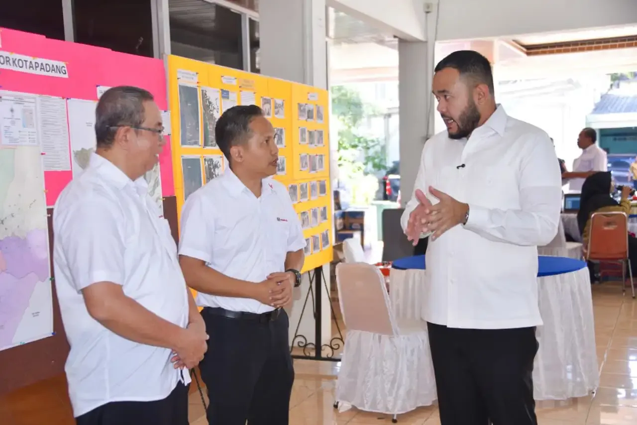 Wali Kota Padang Fadly Amran menerima bantuan sosial kemanusiaan banjir dan longsor dari PT Astra Honda Motor (AHM) yang diserahkan melalui PT Menara Agung, Kamis (18/12/2025), di Posko Palanta Rumah Dinas Wali Kota Padang.