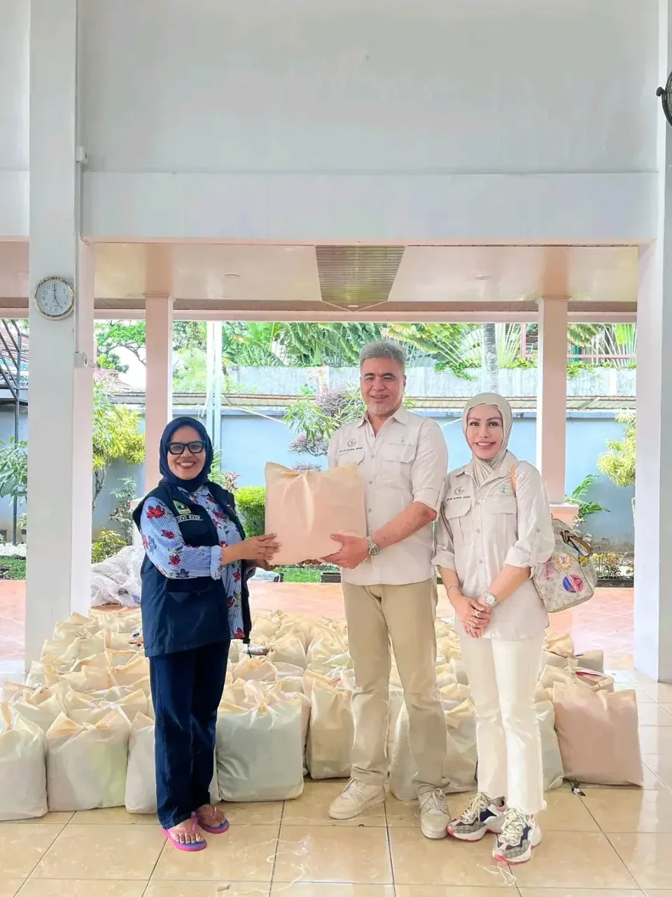 Yayasan Skinsolution Foundation Bandung menyalurkan bantuan bagi korban bencana yang melanda sejumlah wilayah di Kota Padang. Bantuan diserahkan Posko Utama Palanta Rumah Dinas Wali Kota Padang, Sabtu (20/12/2025).