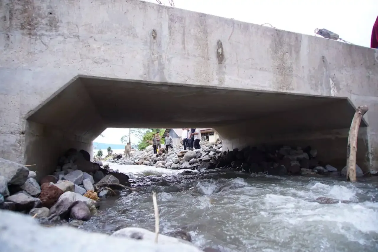 Bupati Tanah Datar Eka Putra, SE. MM kembali menurunkan satu unit alat berat untuk normalisasi aliran Sungai di Muaro Samuik, Nagari Padang Laweh Malalo, Jumat (12/12/2025).
