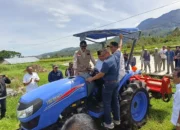 Ketahanan Pangan Digenjot, Petani di Solok Terima Traktor dari Pemprov Sumbar