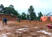 TNI Gotong Royong Bangun Huntara Korban Bencana di Nagari Koto Tinggi