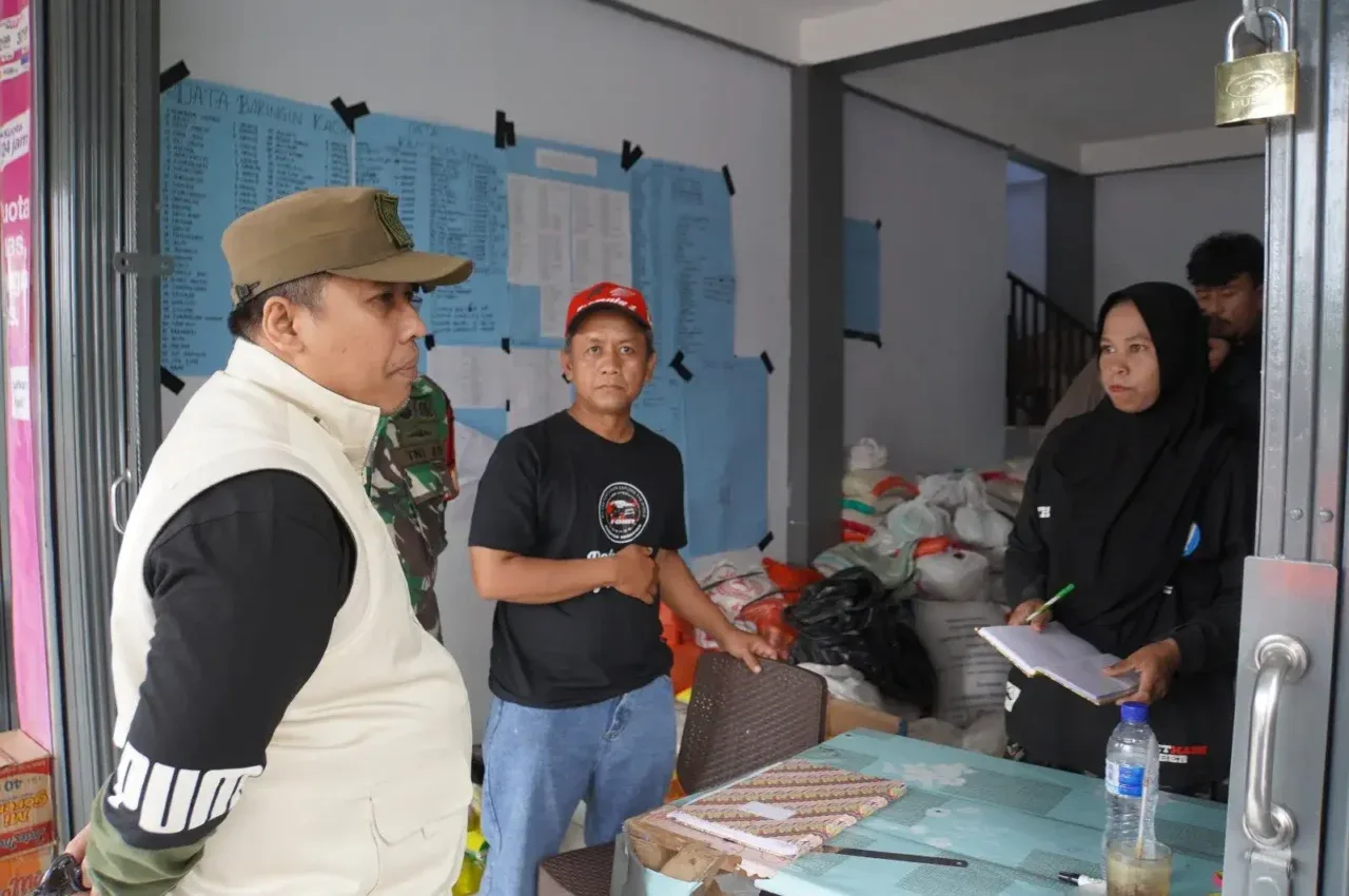 Wali Kota, Hendri Arnis secara langsung menyalurkan bantuan kemanusiaan ke sejumlah posko bencana di Kecamatan Batipuh Selatan, Kamis (25/12/2025).