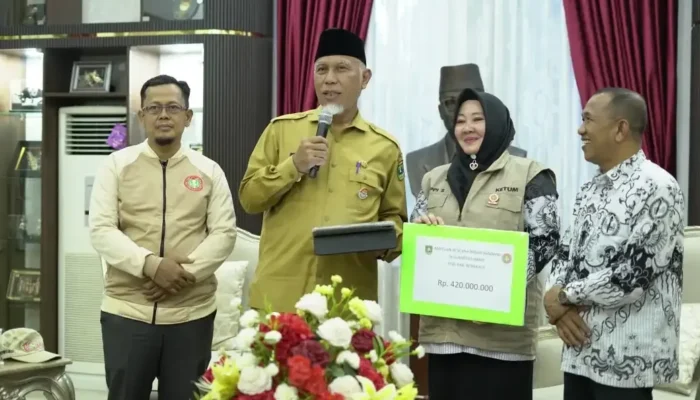 Mahyeldi Terharu Terima Donasi Ratusan Juta dari PGRI Bengkalis untuk Pendidikan