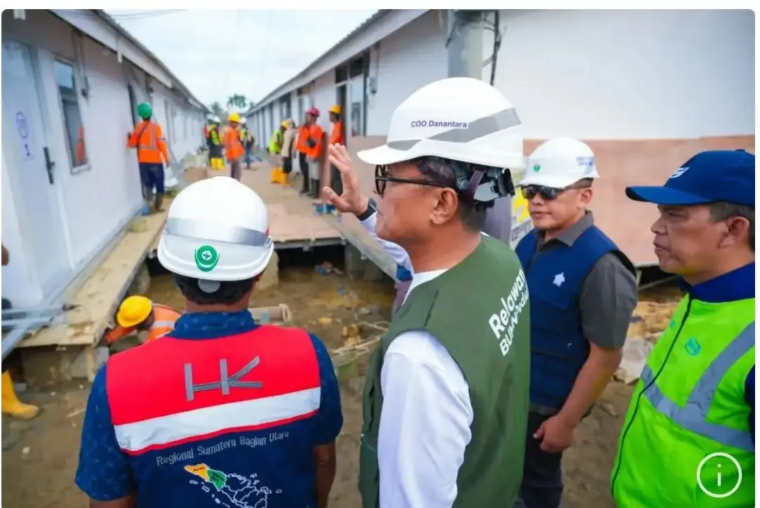 COO Danantara Dony Oskaria saat meninjau pembangunan Huntara.