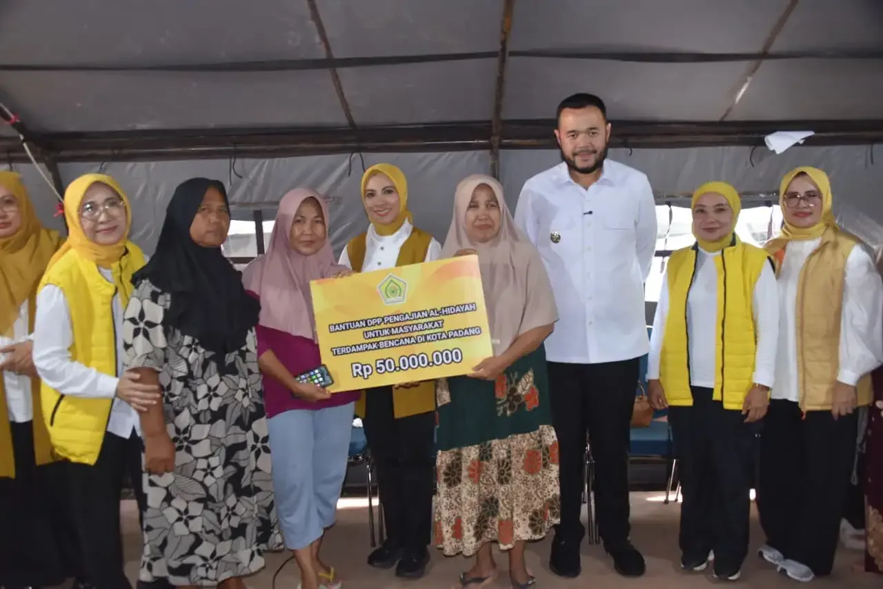 Pemerintah Kota Padang menerima bantuan dari Dharma Wanita Persatuan (DWP) Kementerian Energi dan Sumber Daya Mineral (ESDM) Republik Indonesia bagi masyarakat terdampak bencana yang berada di Hunian Sementara Perumahan Nelayan Koto Tangah, Senin (22/12/2025).