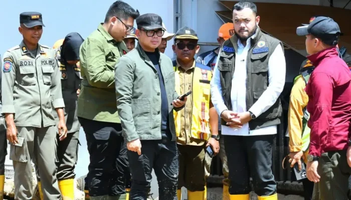 Wamendagri Pastikan Korban Banjir Padang Terima Bantuan dan Relokasi