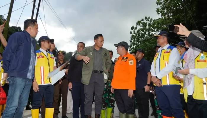Kunjungi Silaiang, Menko AHY Pastikan Akses Jalan Segera Diperbaiki