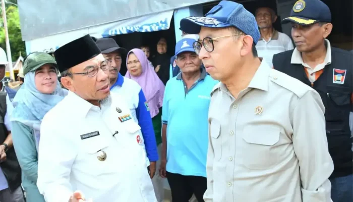 Kemenbud Serahkan Bantuan bagi Korban Bencana di Padang