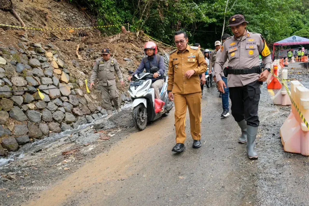 Jalan Lembah Anai yang putus akibat banjir bandang, yang menjadi urat nadi perekonomian dan penghubung utama Sumatera Barat dan Riau, mulai dapat dilewati kendaraan roda dua pada Senin (8/12/2025).