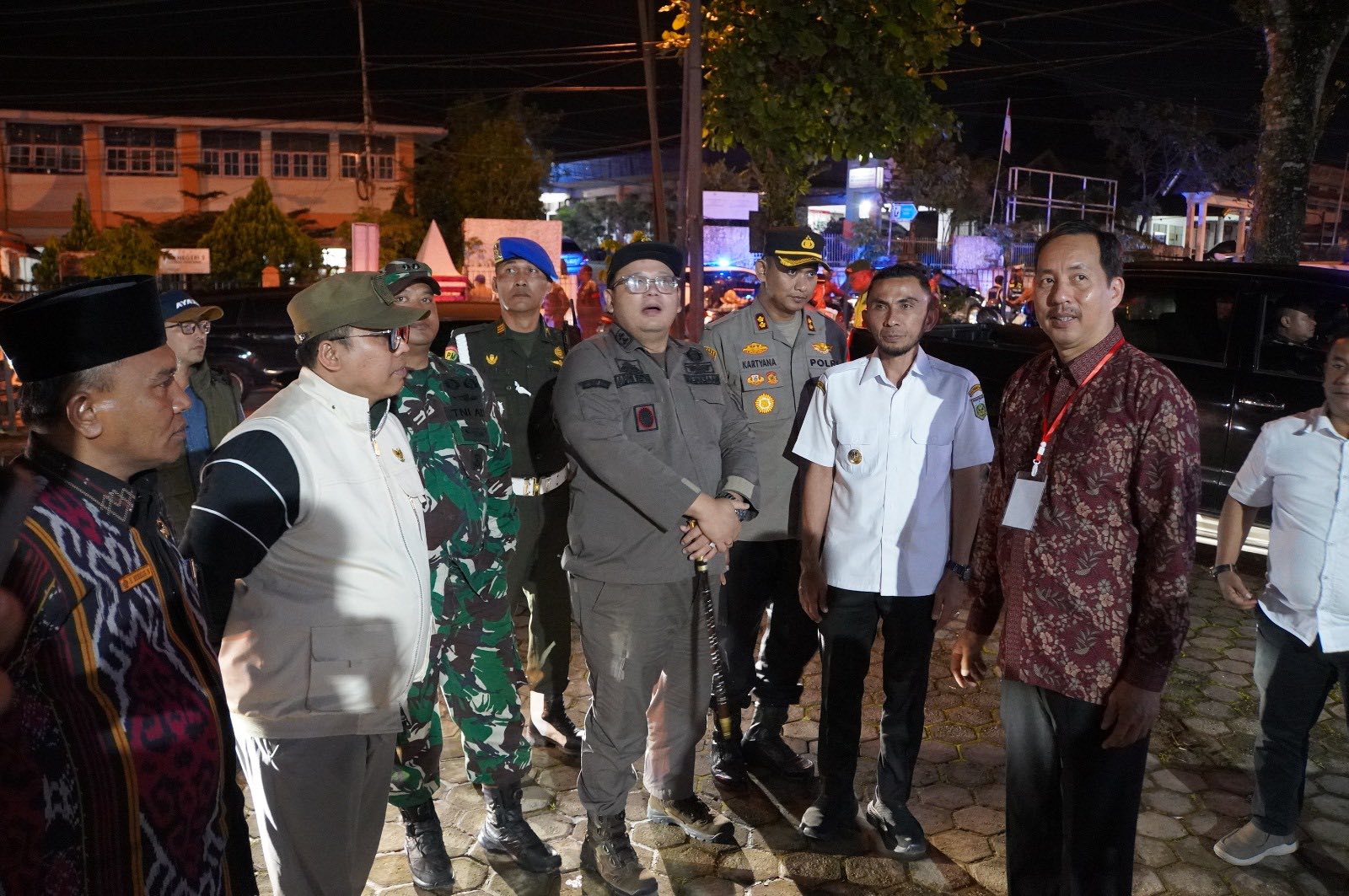 Wali Kota, Hendri Arnis bersama Wakil Wali Kota, Allex Saputra dan jajaran Forum Koordinasi Pimpinan Daerah (Forkopimda) melaksanakan patroli keamanan ke sejumlah gereja, Rabu (24/12/2025) malam.