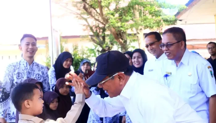 Ringankan Beban Orang Tua, Pemkab Padang Pariaman Bagikan 6.859 Seragam Gratis