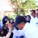 Bupati Padang Pariaman, Jhon Kenedy Azis, menyerahkan secara simbolis bantuan seragam sekolah merah putih gratis bagi siswa dan siswi Sekolah Dasar (SD) Negeri se-Kabupaten Padang Pariaman, Rabu (24/12/2025).