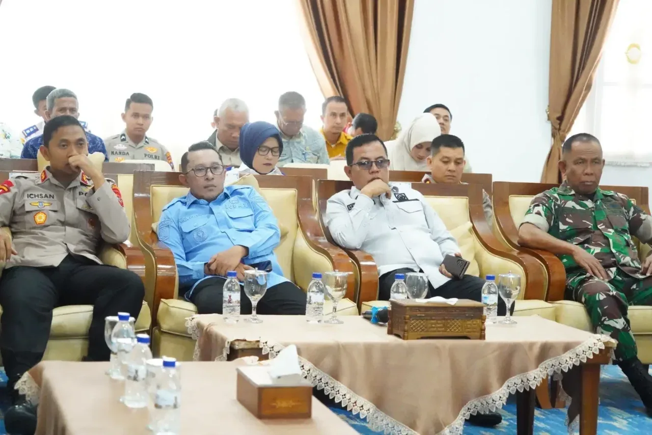 Bupati Tanah Datar Eka Putra SE.MM menghadiri Rakor Mengantisipasi Momentum Natal 2025 dan Tahun Baru 2026, Larangan Kepala Daerah ke Luar Negeri dan Antisipasi Potensi Bencana Alam. Kegiatan ini berlangsung secara virtual di gedung pertemuan Indojolito Batusangkar, Kamis (11/12/2025).