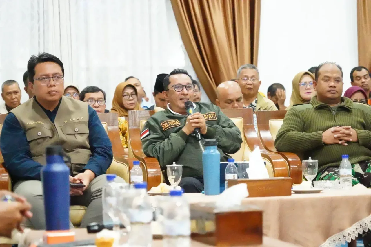 Bupati Tanah Datar Eka Putra pimpin rapat koordinasi membahas status bencana di Kabupaten Tanah Datar, Senin (22/12/2025) malam di Indojolito, Batusangkar.