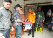 Bupati Eka Putra didampingi Wakil Ketua DPRD beserta Anggota DPRD Tanah Datar, Kepala Organisasi Perangkat Daerah (OPD), Dandim 0307 Tanah Datar, Camat Batipuh Selatan, Kepala PDAM dan Wali Nagari meninjau posko utama dan dapur umum di Lapangan Bola Kaki Nagari Batu Taba Kecamatan Batipuh Selatan.