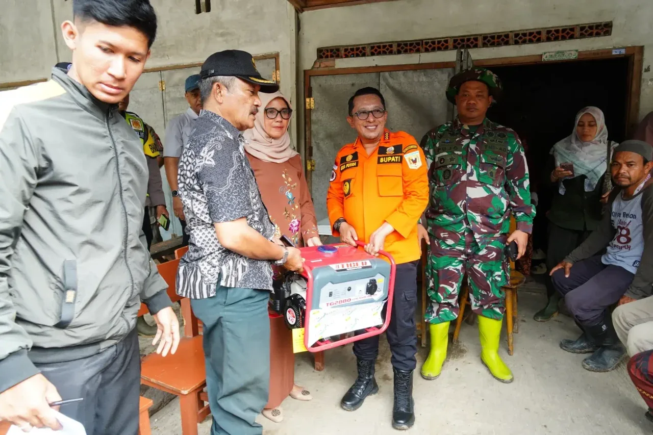 Bupati Eka Putra didampingi Wakil Ketua DPRD beserta Anggota DPRD Tanah Datar, Kepala Organisasi Perangkat Daerah (OPD), Dandim 0307 Tanah Datar, Camat Batipuh Selatan, Kepala PDAM dan Wali Nagari meninjau posko utama dan dapur umum di Lapangan Bola Kaki Nagari Batu Taba Kecamatan Batipuh Selatan.