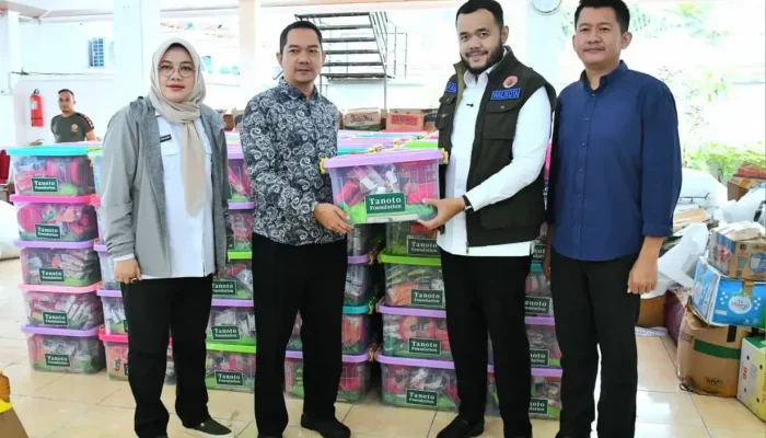 Tanoto Foundation Salurkan 300 Paket Sembako untuk Korban Bencana di Padang