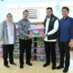 Sebanyak 300 paket sembako diserahkan perwakilan Tanoto Foundation, Dodi Saputra, kepada Wali Kota Padang, Fadly Amran, di Posko Tanggap Darurat Bencana Kota Padang, Rabu (10/12/2025).