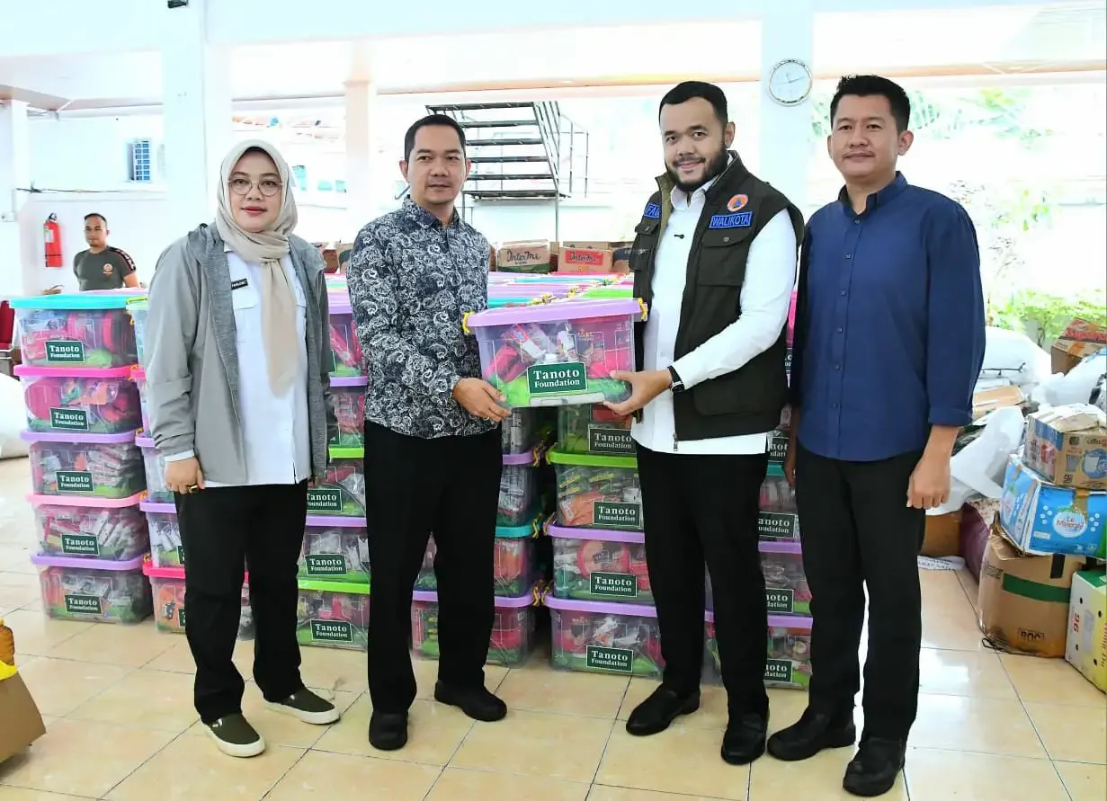 Sebanyak 300 paket sembako diserahkan perwakilan Tanoto Foundation, Dodi Saputra, kepada Wali Kota Padang, Fadly Amran, di Posko Tanggap Darurat Bencana Kota Padang, Rabu (10/12/2025).