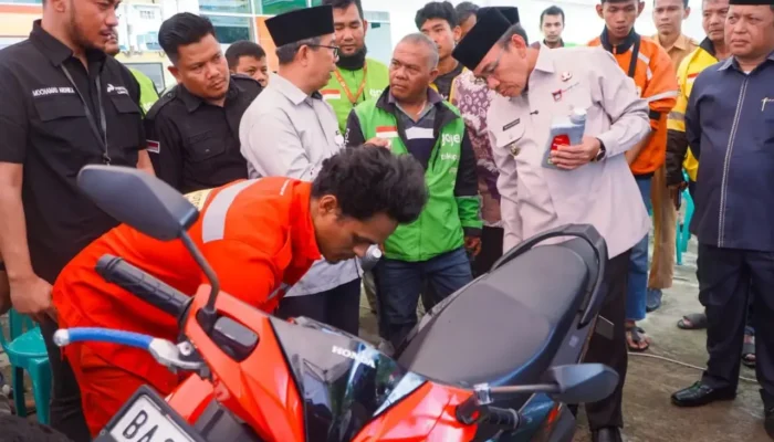 Baznas dan Mitra Manjakan Ojol Padang dengan Servis Motor Gratis