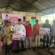 Rahmat Saleh melakukan penyerahan bantuan 8 ton bibit jagung kepada kelompok tani di Nagari Muaro Sakai, Kecamatan Pancung Soal, Senin (15/12/2025).