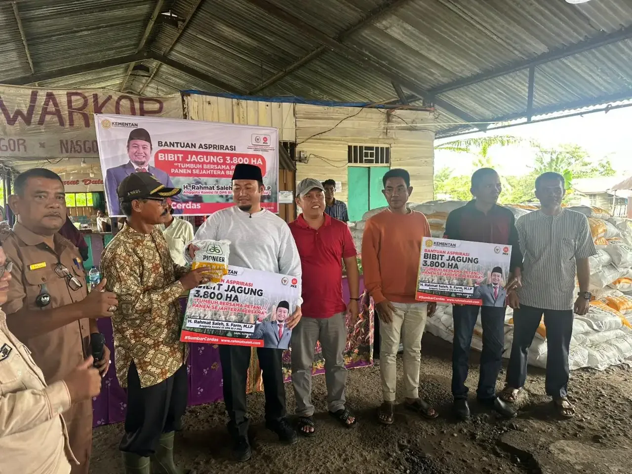 Rahmat Saleh melakukan penyerahan bantuan 8 ton bibit jagung kepada kelompok tani di Nagari Muaro Sakai, Kecamatan Pancung Soal, Senin (15/12/2025).