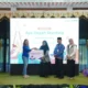 EVP Corporate Communication & Social Responsibility BCA Hera F. Haryn (kiri) meluncurkan dashboard monitoring program “Ayo Cegah Stunting” di Padang Pariaman, Rabu (17/12). Sistem digital tersebut dapat dimanfaatkan oleh kader posyandu dan tenaga kesehatan untuk mencatat, memantau, dan menganalisis pertumbuhan anak secara cepat dan akurat. Alat itu juga bermanfaat untuk membantu deteksi risiko stunting sejak dini dan memberikan gambaran menyeluruh tentang kondisi gizi di tingkat desa. Peluncuran dashboard monitoring merupakan bagian dari komitmen Bakti BCA untuk memperkuat pencegahan stunting berbasis masyarakat