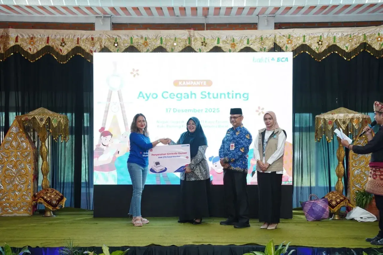 EVP Corporate Communication & Social Responsibility BCA Hera F. Haryn (kiri) meluncurkan dashboard monitoring program “Ayo Cegah Stunting” di Padang Pariaman, Rabu (17/12). Sistem digital tersebut dapat dimanfaatkan oleh kader posyandu dan tenaga kesehatan untuk mencatat, memantau, dan menganalisis pertumbuhan anak secara cepat dan akurat. Alat itu juga bermanfaat untuk membantu deteksi risiko stunting sejak dini dan memberikan gambaran menyeluruh tentang kondisi gizi di tingkat desa. Peluncuran dashboard monitoring merupakan bagian dari komitmen Bakti BCA untuk memperkuat pencegahan stunting berbasis masyarakat