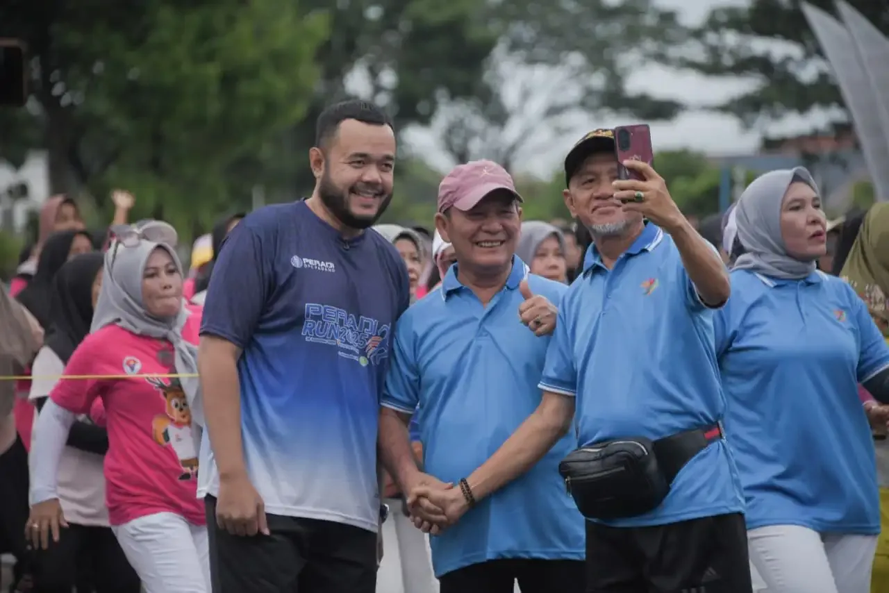 Wali Kota Padang Fadly Amran menghadiri Senam Massal Gebyar Komite Olahraga Masyarakat Indonesia (KORMI) Kota Padang yang digelar di Lapangan Apeksi, Balai Kota Padang, Aie Pacah, Minggu (28/12/2025).