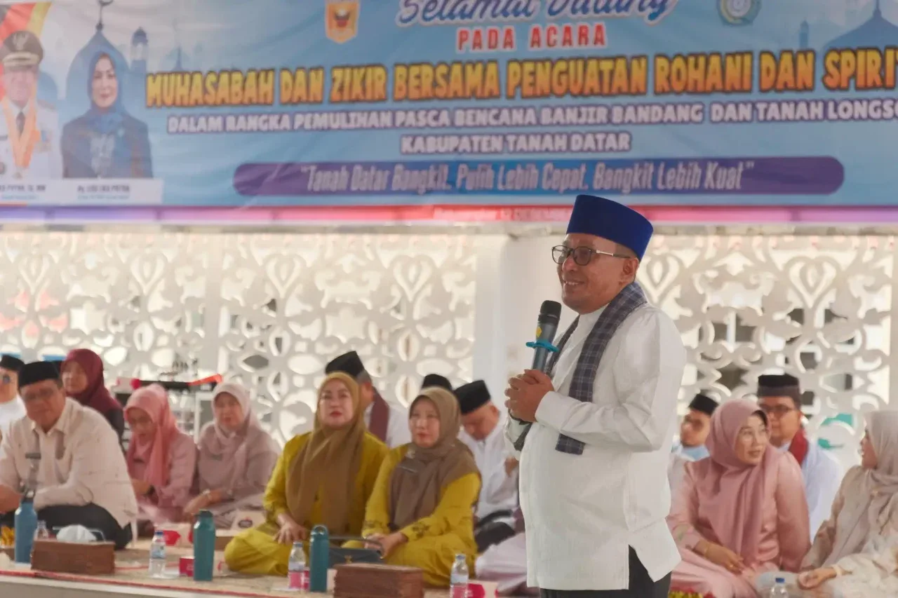 Bupati Tanah Datar Eka Putra bersama Wabup Ahmad Fadly ikuti muhasabah dan dzikir bersama bagi korban bencana banjir bandang dan tanah longsor di Tanah Datar.