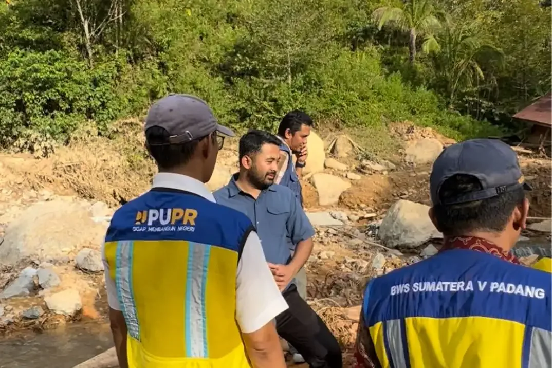 Anggota Komisi V DPR RI, Zigo Rolanda, meninjau kondisi Intake Taban di Balai Gadang, Kecamatan Koto Tangah, Kota Padang, Selasa (2/12/2025)