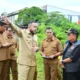 Wali Kota Padang, Fadly Amran, mendampingi Sekretaris Utama Badan Nasional Penanggulangan Bencana (Sestama BNPB), Rustian, meninjau dua lokasi lahan aset Pemerintah Kota (Pemko) Padang yang direncanakan untuk pembangunan Hunian Sementara (Huntara) dan Hunian Tetap (Huntap), Senin (15/12/2025).
