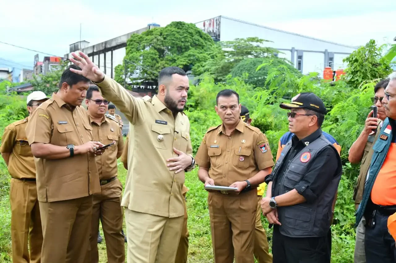 Wali Kota Padang, Fadly Amran, mendampingi Sekretaris Utama Badan Nasional Penanggulangan Bencana (Sestama BNPB), Rustian, meninjau dua lokasi lahan aset Pemerintah Kota (Pemko) Padang yang direncanakan untuk pembangunan Hunian Sementara (Huntara) dan Hunian Tetap (Huntap), Senin (15/12/2025).