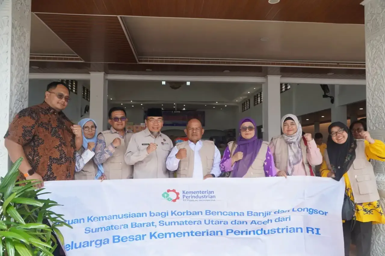 Pemerintah Kota Padang menerima bantuan bencana hidrometeorologi dari Kementerian Perindustrian (Kemenperin) RI di Posko Tanggap Darurat Bencana Kota Padang, Selasa (9/12/2025).