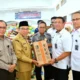 10 ton beras dan sejumlah kebutuhan pokok diserahkan langsung oleh Kakanwil Ditjenpas Sumbar, Kunrat Kasmiri, dan Kakanwil Ditjen Imigrasi Sumbar, Nurudin, kepada Pemko Padang diterima oleh Wakil Wali Kota Padang Maigus Nasir, Senin (8/12/2025).