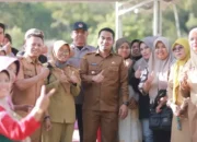Wako Solok Serahkan Bantuan Mesin Pompa Air Kepada Kelompok Tani