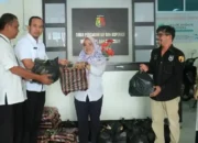 DPKUKM Kota Solok Serahkan Bantuan Sembako Bagi Pegawai Terdampak Bencana