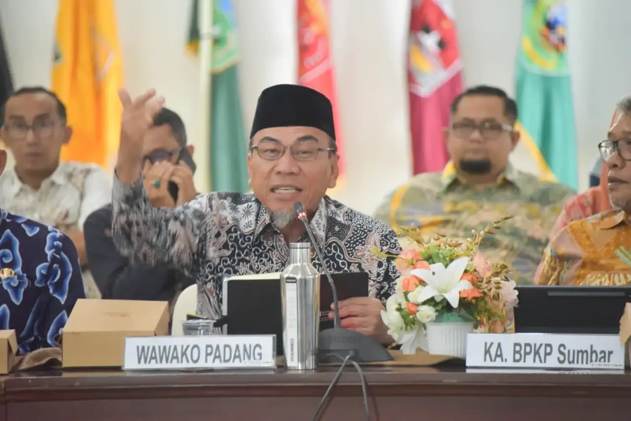 Wakil Wali Kota Padang Maigus Nasir menghadiri Rapat Koordinasi (Rakor) High Level Marketing (HLM) Tim Pengendalian Inflasi Daerah (TPID) antara Pemerintah Provinsi dan Kabupaten/Kota se-Sumatera Barat Triwulan IV Tahun 2025.