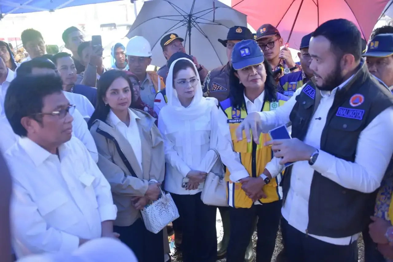 Wali Kota Padang Fadly Amran mendampingi Kunjungan Kerja Wakil Ketua Komisi V DPR RI Ridwan Bae bersama sejumlah kementerian terkait, maninjau Sungai Batang Kuranji, di Jembatan Kuranji, Jalan Raya By Pass, Rabu (10/12/2025).