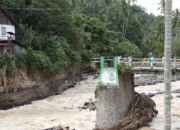 Banjir Bandang Hantam Sumpur, Belasan Rumah Raib Ditelan Sungai