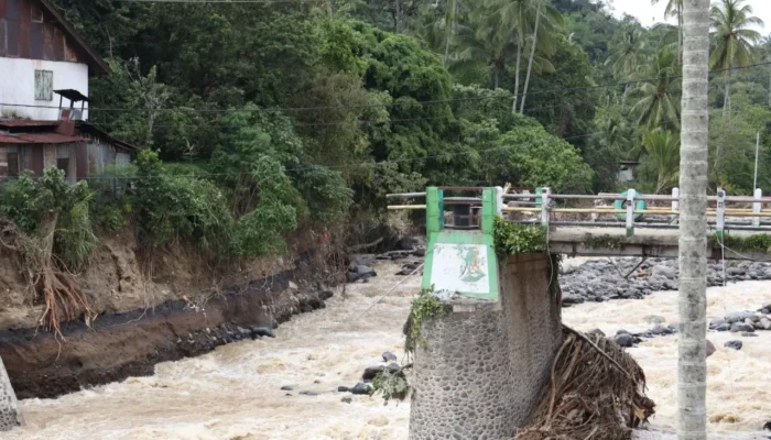 Banjir Bandang Hantam Sumpur, Belasan Rumah Raib Ditelan Sungai