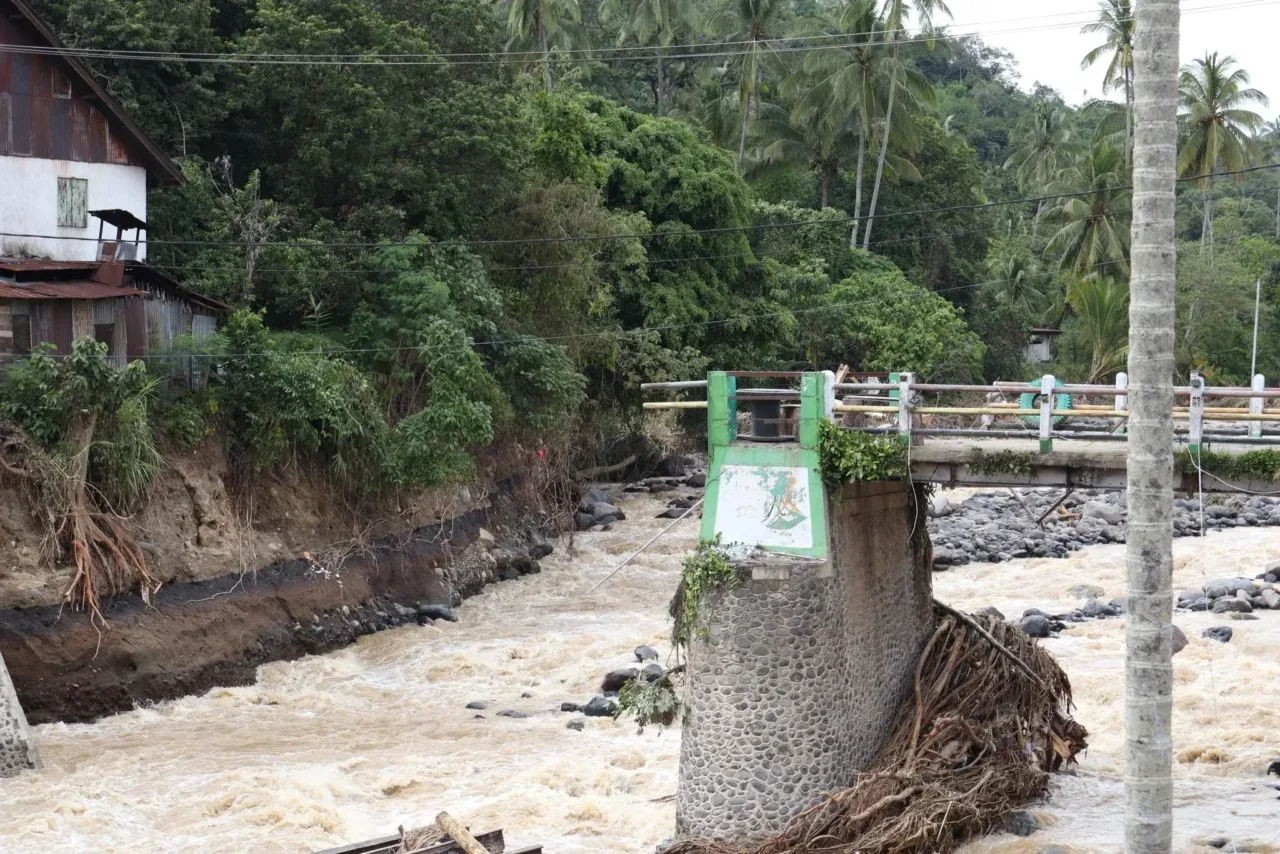 Bupati Tanah Datar Eka Putra bersama Dandim 0307 Letkol Inf Agus Priyo Pujo Sumedi langsung turun ke lokasi ini.