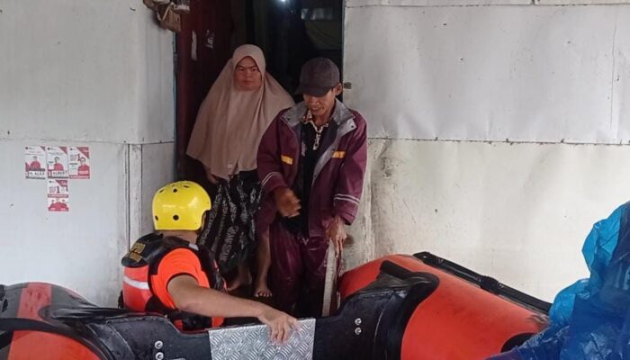 BPBD Padang Evakuasi Warga Terjebak Banjir Dadok Tunggul Hitam