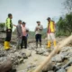 pastikan-masa-transisi-masa-tanggap-darurat-bencana-berjalan-baik,-bupati-eka-putra-pantau-langsung-pekerja-di-lapangan