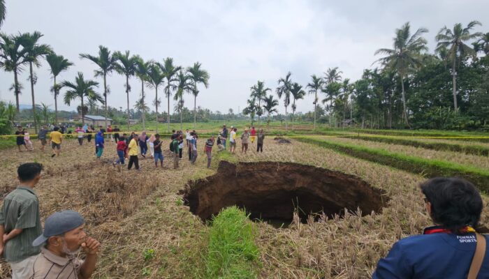Tanah Amblas Di Limapuluh Kota, Warga Padati Lokasi Kejadian